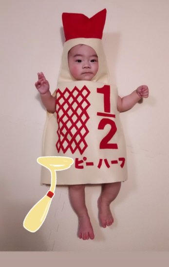 ハーフバースデーを迎えた息子さん。右手でピースサイン？