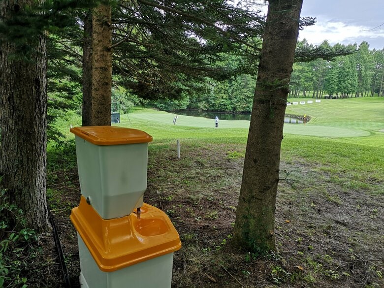 17番ホールのグリーン横 様々な場所に手洗い場を設置