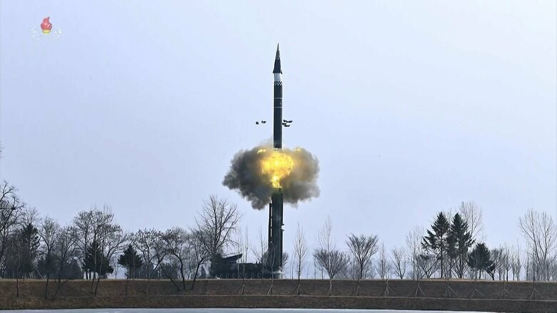 垂直に立てられた発射筒から打ち上げられた新型極超音速中長距離弾道ミサイル（6日）