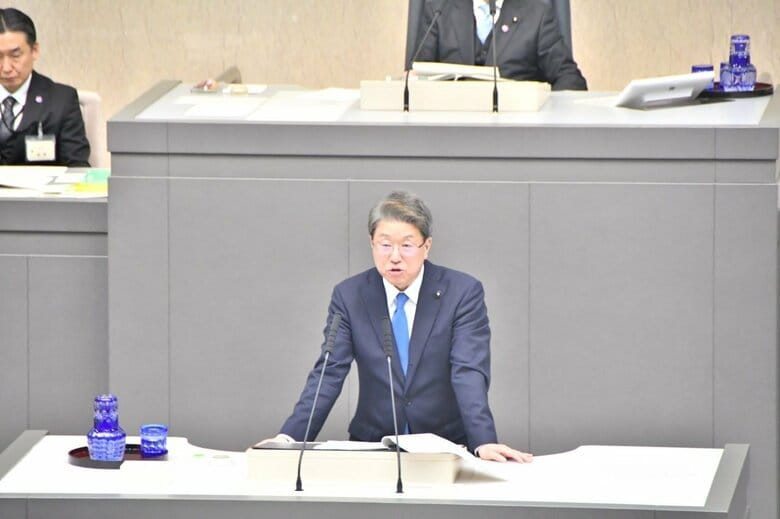 東京都議会代表質問で子供ベーシックサービスについて質問する都議会公明党・東村幹事長