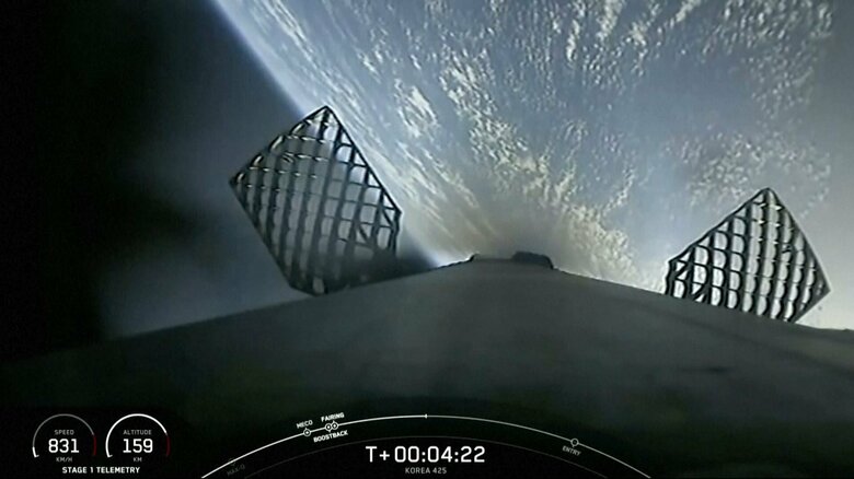 韓国の偵察衛星を軌道に投入したファルコン9ロケット(12月1日・SpaceX提供)
