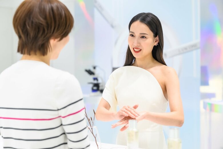「クラリフィック デュアル エッセンス ローション EX」新製品発表会