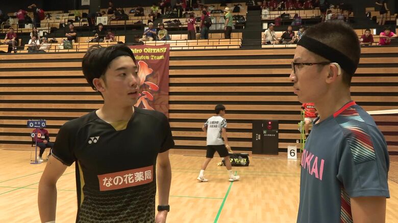 試合後に対戦相手からのアドバイスを聞く森本選手