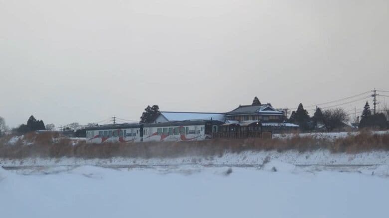 雪景色を走る新型車両