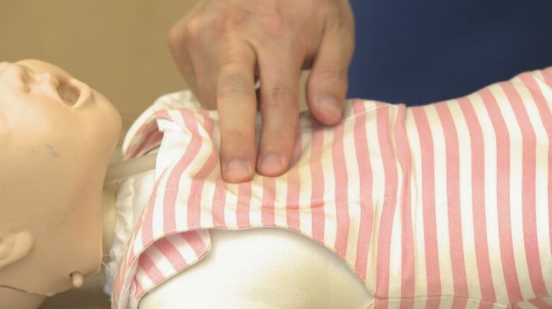 肩甲骨の間をたたいても窒息が解除できない場合、左右の乳頭を結んだ線の中央を指2本で押す