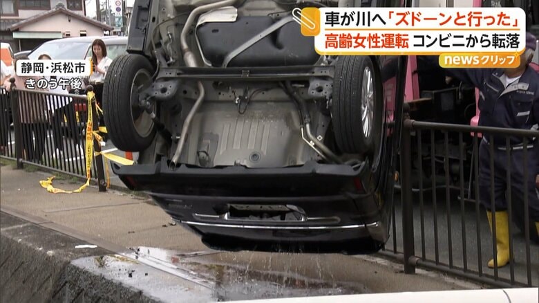 つり上げられる車