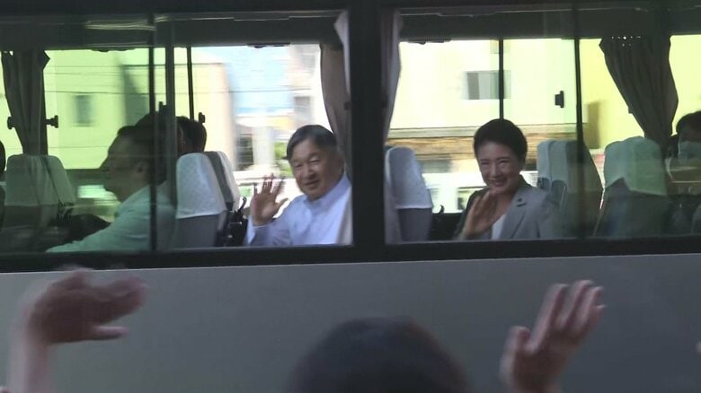 移動時も沿道の市民に笑顔で応対