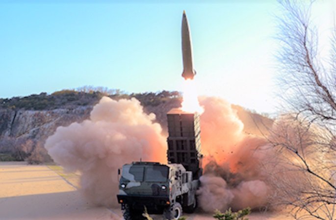 「新型戦術誘導兵器」の発射。移動式発射機に四発搭載可能と見られる。(労働新聞・2022年4月17日付け)