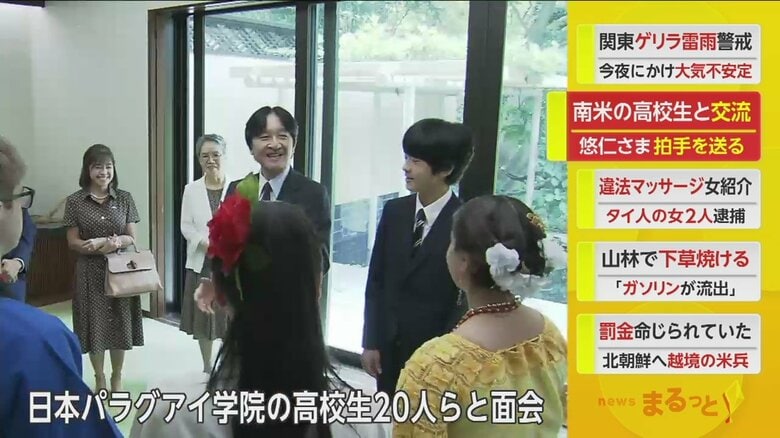 学生の前でお話をされる秋篠宮さま