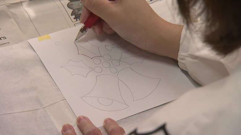 まずは下絵を黒板に写す