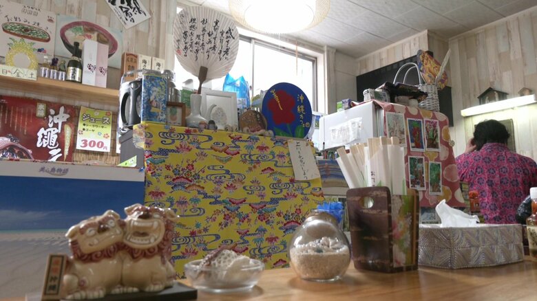 店内には沖縄を感じる小物が飾られている