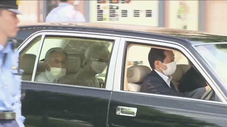 東京都写真美術館を車であとにされる上皇ご夫妻（東京・目黒区　18日午前）
