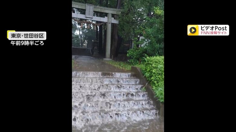 東京・世田谷区の神社では階段が滝のように