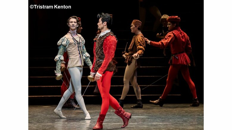 赤い衣装を着ているのがティボルト役・平野さん