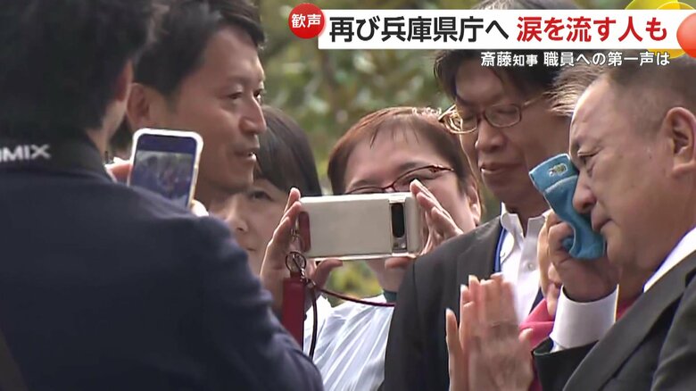 中には涙を拭う様子を見せる人もいた