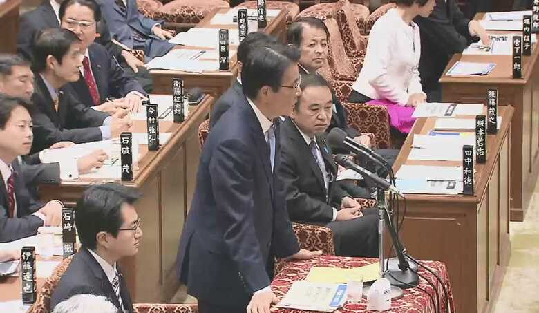 安倍首相に質問する旧民主党の岡田克也議員