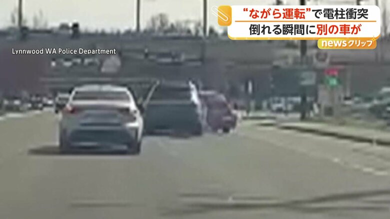 前方の車に追突した黒い車（画面中央）