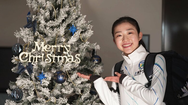 クリスマスツリーを前に笑顔を見せる千葉