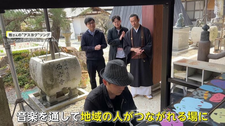 設置されているピアノは現在3台。牧住職（後列右端）も演奏を楽しむ