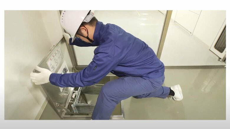 ふたは完全に開くと固定される（提供：東京消防庁）