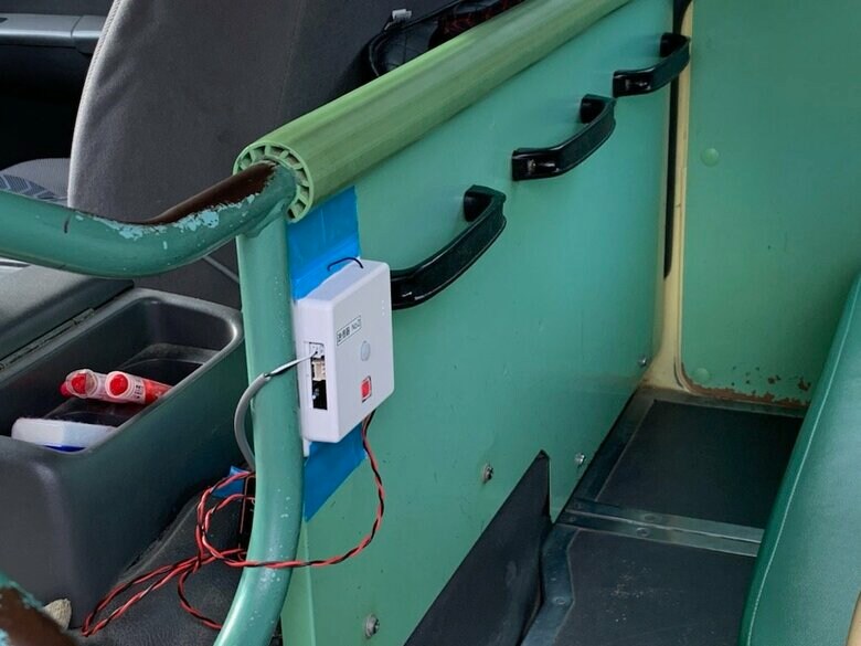 運転席の後ろ側に取り付けた送信機（出典：サイバネテック）