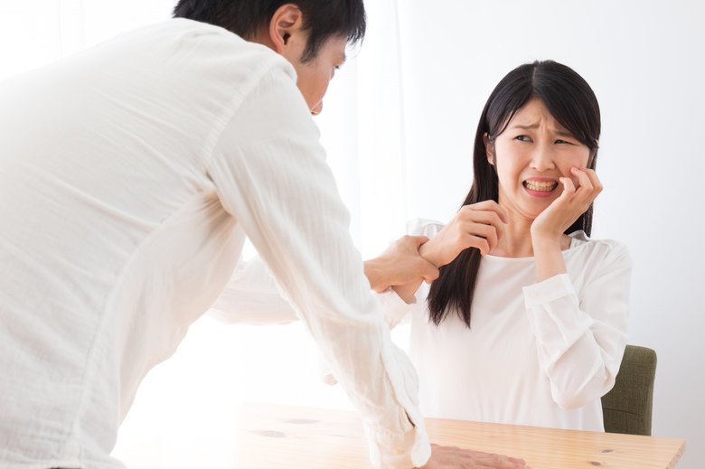 外出自粛による「コロナDV」増加に政府危機感 加害者と同じ屋根の下…問われる対策とは