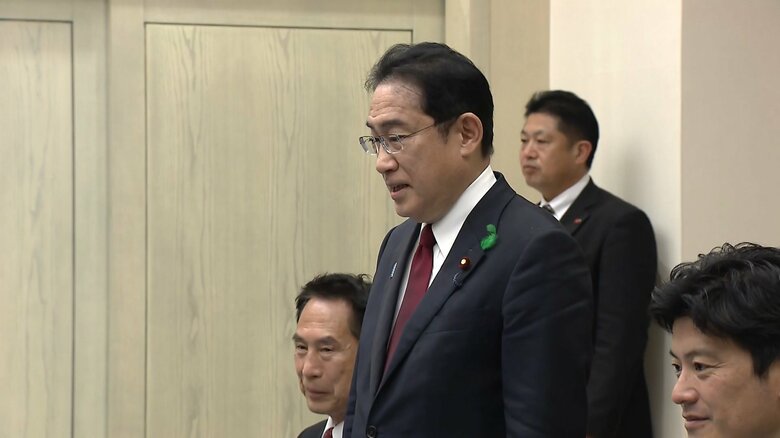 岸田首相が漁師らと面会し、感謝を伝えた（22日午後、和歌山市）