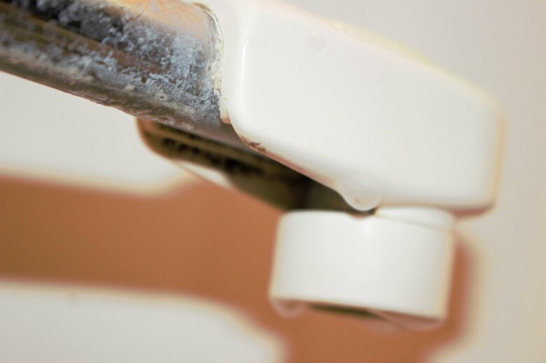 吐水口が固定されているなら、できる範囲で汚れをこすって落とそう（画像はイメージ）