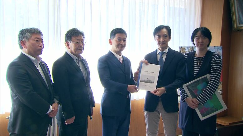 猛禽類医学研究所の齊藤慶輔代表が釧路市への調査書を提出