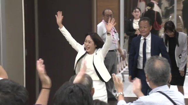 当確の一報受け支援者が待つ会場に姿を見せる
