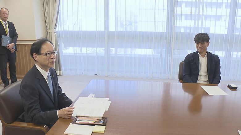佐藤知事と宮本恒靖会長（27日大分県庁）