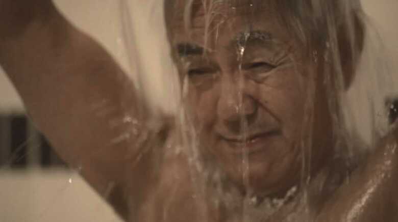 天皇の髪を切る前日に冷水30杯…（画像は取材に基づく再現）