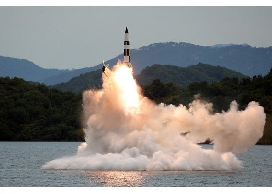 ダム湖水中から発射される「模擬戦術核」弾道ミサイル（朝鮮労働新聞・10月10日）