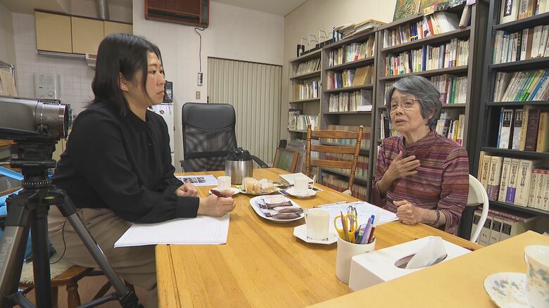 広島での被爆体験を語る今井和子さんと証言を記録する竹田教諭