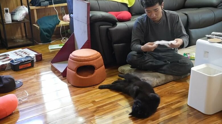 釣りのうらもっちゃんねるさんがそばにいると鳴くことはなく、そばでリラックス