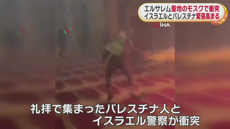 手に持った筒のようなものから火花が出ている