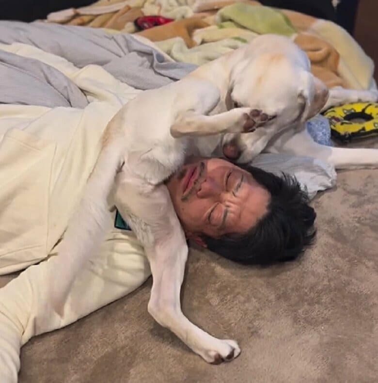 旦那さんの顔をペロペロなめている