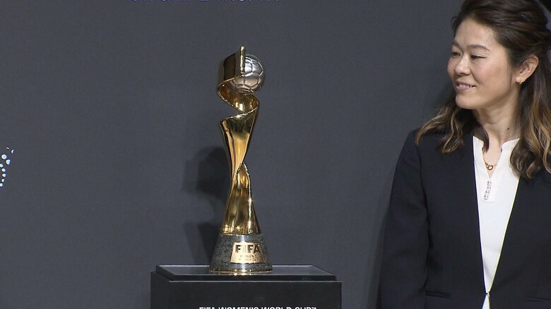 澤さんが掲げたW杯トロフィー