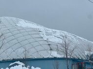 【速報】北海道で「ドーム」の屋根がゆがむ…ケガ人なし_湿った雪で“着雪被害”が各地で相次ぐ_北海道は12月としては記録的な大雪〈北海道網走市〉