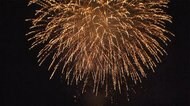 コロナ終息願い 夜空に大輪 全国200カ所で一斉に花火