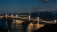 夜の水面を照らすのは、アーチと光の造形美。「橋の夜景」が幻想的な世界にいざなう【夜景マニアが贈る至極の眺望】
