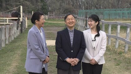 両陛下「頭がゴツン」で笑顔あふれる　愛子さまも“スマイル”　3年8カ月ぶり静養　和やかな散策の「ひとコマ」