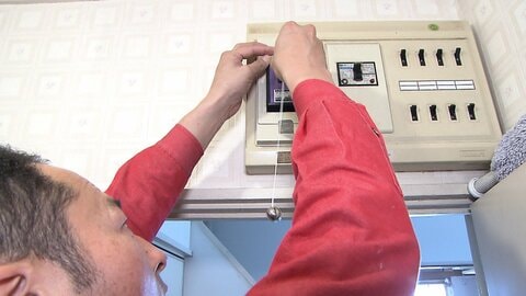 一人暮らし高齢者「防災対策」ニーズ高まる…窓の飛散防止や冷蔵庫固定などを専門業者に依頼　通電火災を防ぐ「感震ブレーカー」