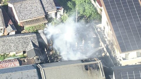 三重・津市の住宅火災現場を警察が実況見分、出火原因調査　焼け跡から4人の遺体、子ども4人と連絡取れず