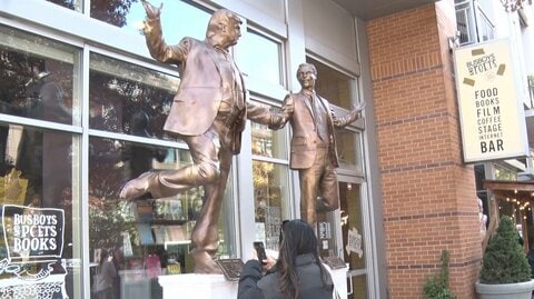 トランプ大統領とエプスタイン氏の銅像登場　交友関係めぐり波紋