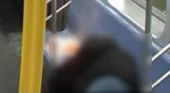 寝ている乗客の頭近くで炎と煙が…