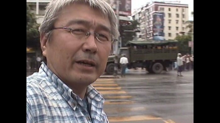 長井さんがトラックの到着をリポート