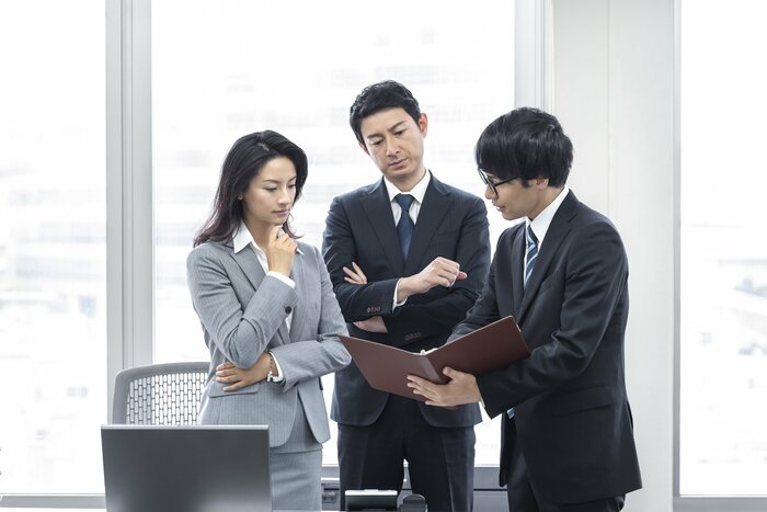 トラブル報告は時系列に伝えがちだが…(イメージ)