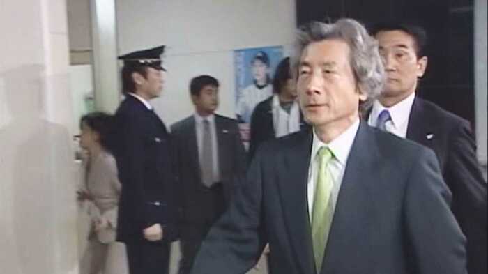 2003年11月 自民党本部に到着した小泉純一郎首相(当時)