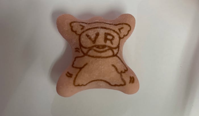(VRゴーグルを装着したコアラのマーチ)